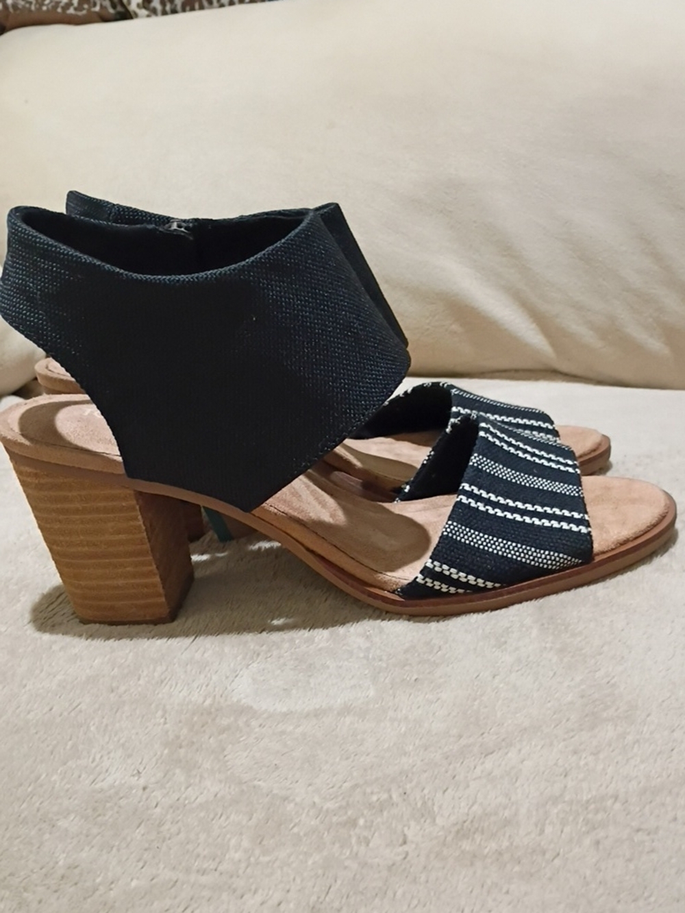 NWT.Toms Black Striped Open-Toe Block Heel Sandal
